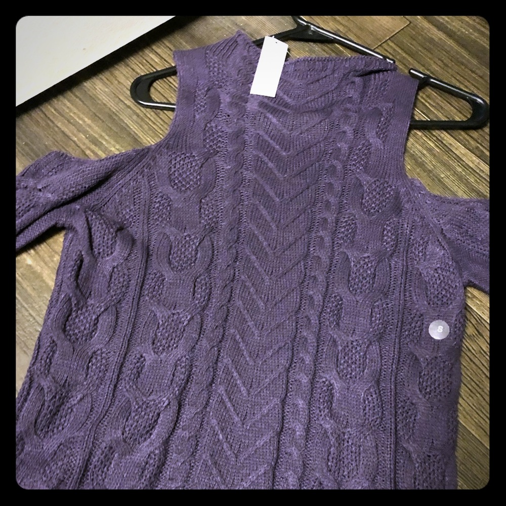 Long sleeve sweater shoulders out